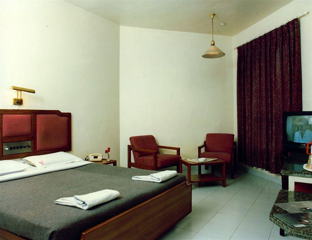 Hotel Ashish Plaza Пюн Екстериор снимка