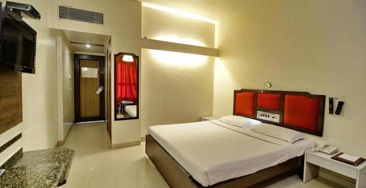 Hotel Ashish Plaza Пюн Екстериор снимка