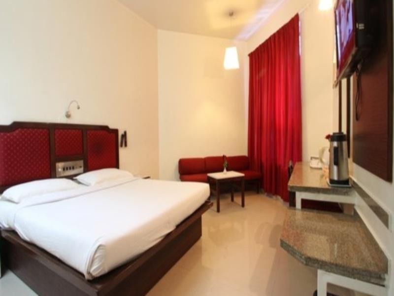 Hotel Ashish Plaza Пюн Екстериор снимка