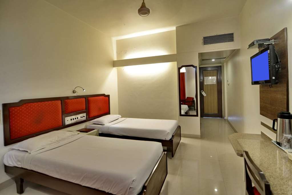 Hotel Ashish Plaza Пюн Стая снимка