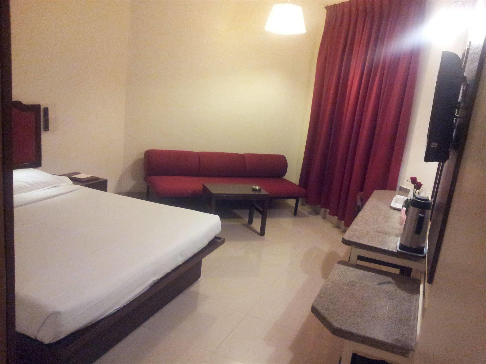 Hotel Ashish Plaza Пюн Екстериор снимка