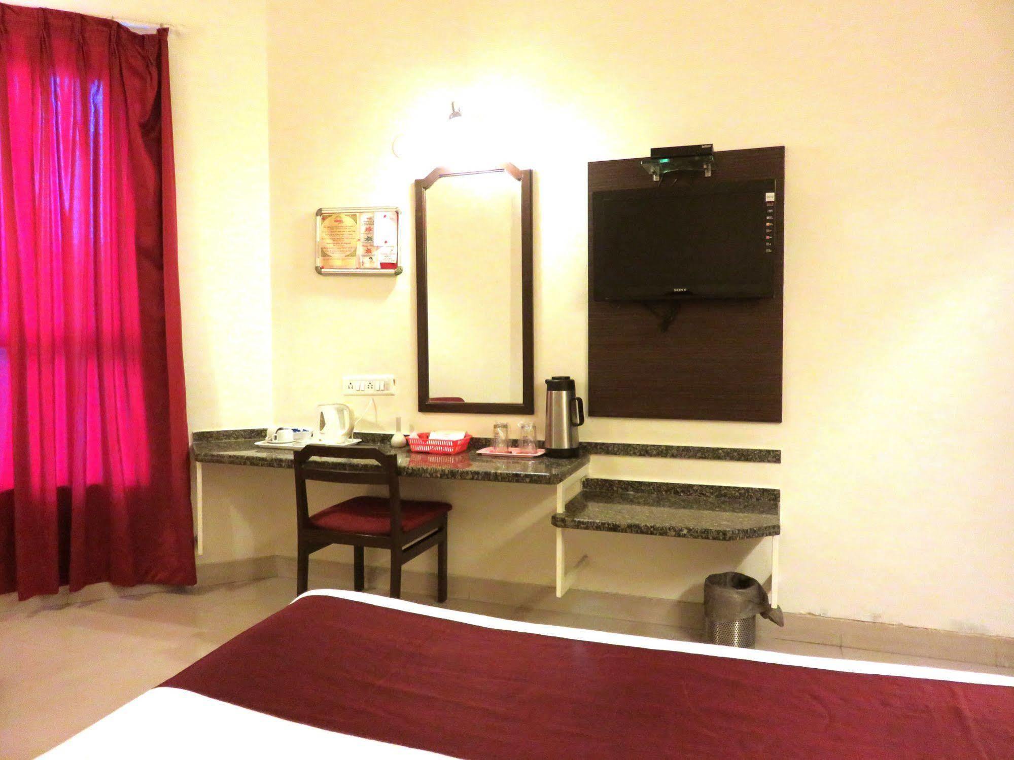 Hotel Ashish Plaza Пюн Екстериор снимка