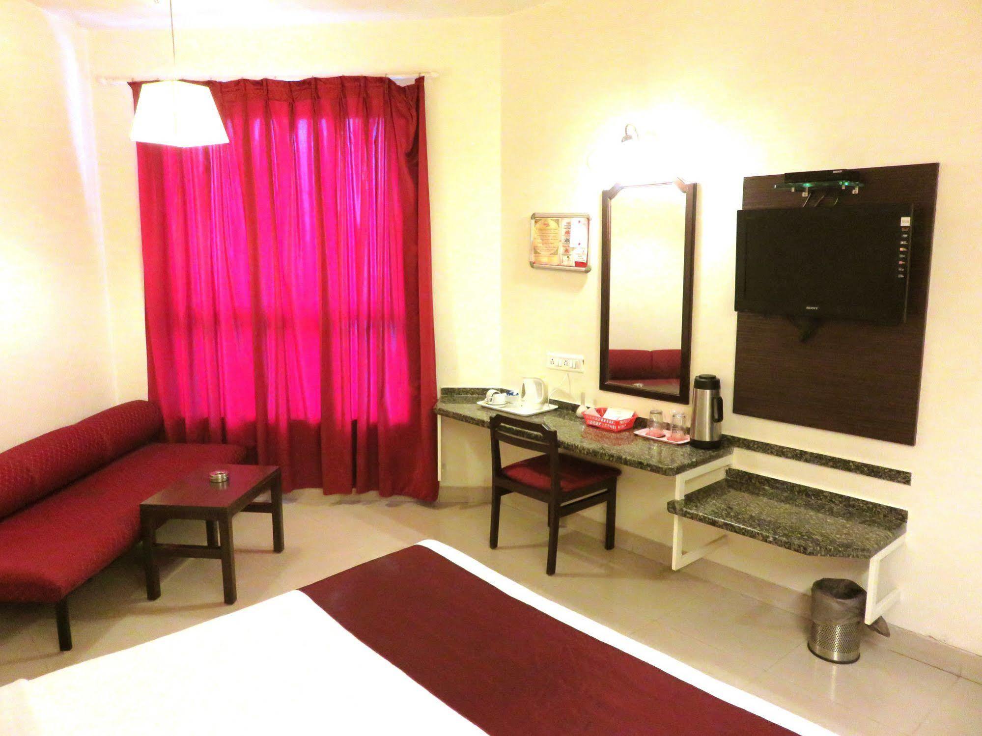 Hotel Ashish Plaza Пюн Екстериор снимка