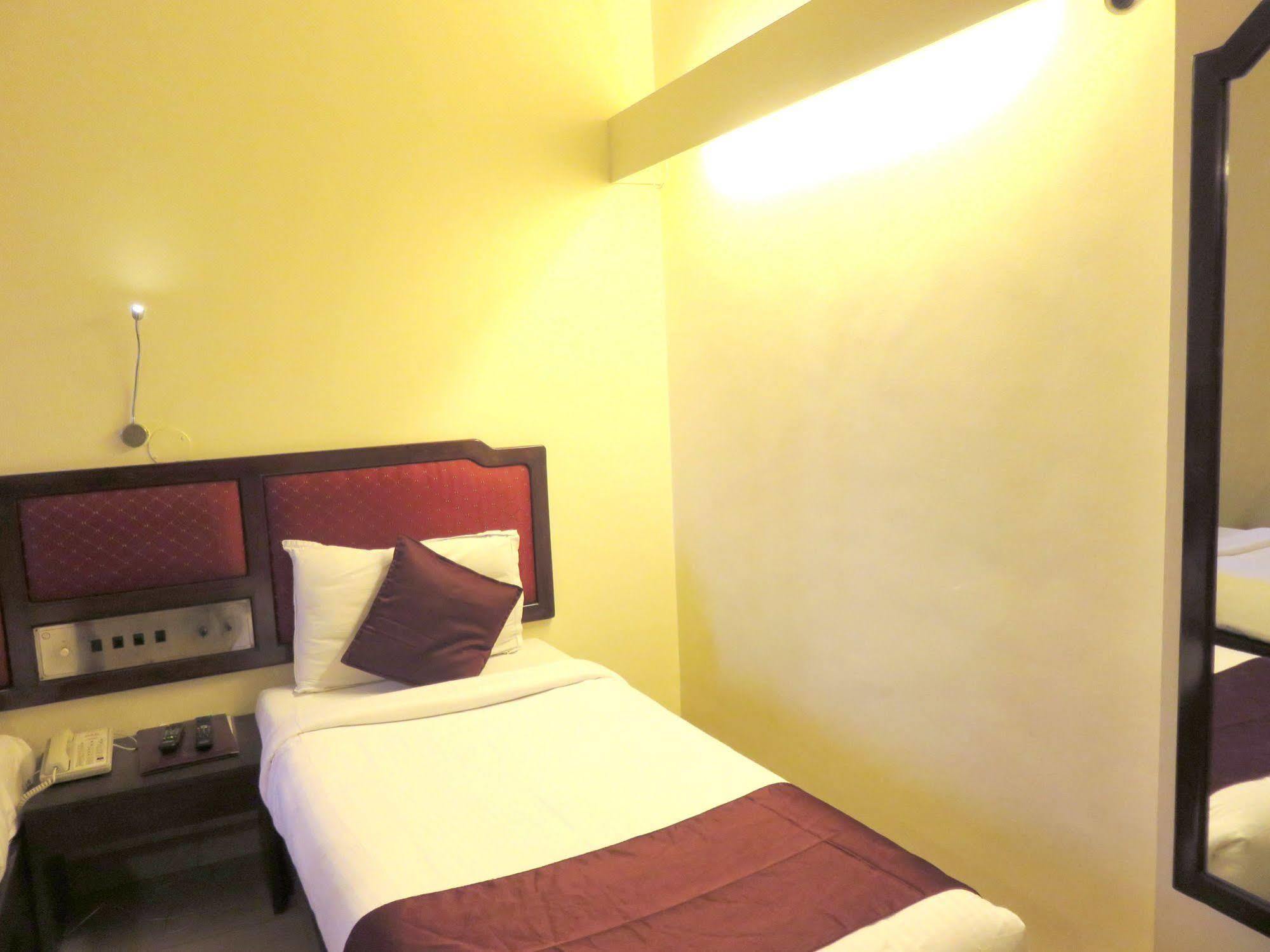 Hotel Ashish Plaza Пюн Екстериор снимка