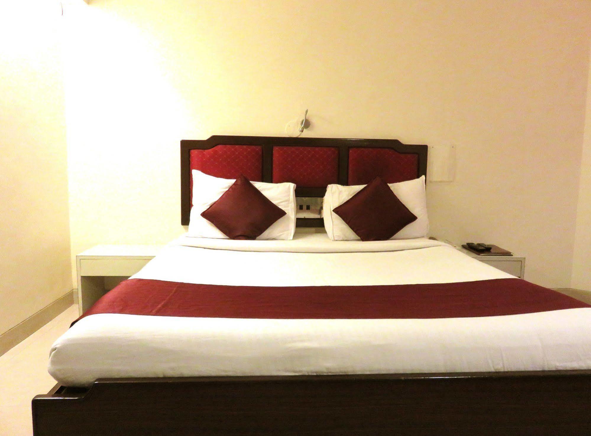 Hotel Ashish Plaza Пюн Екстериор снимка