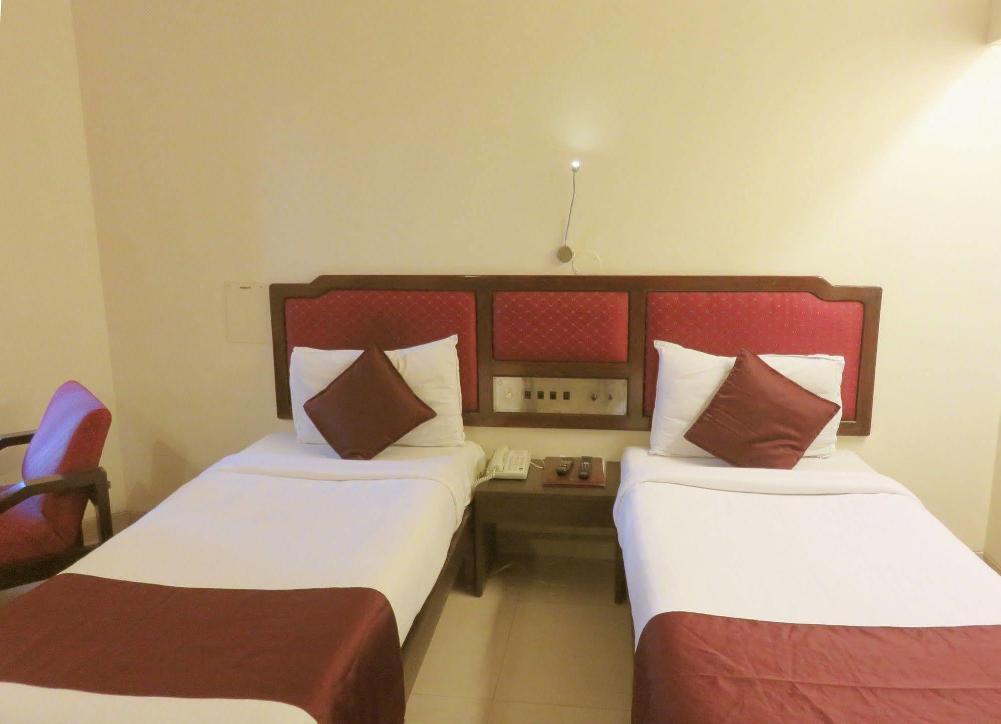 Hotel Ashish Plaza Пюн Екстериор снимка