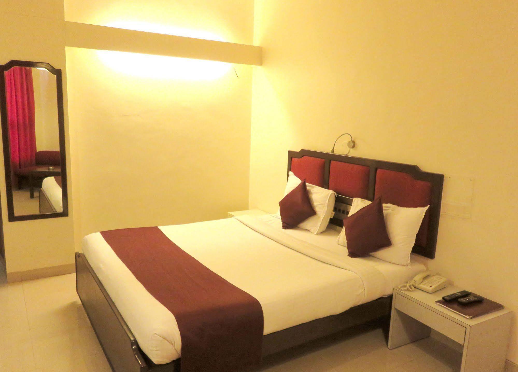 Hotel Ashish Plaza Пюн Екстериор снимка